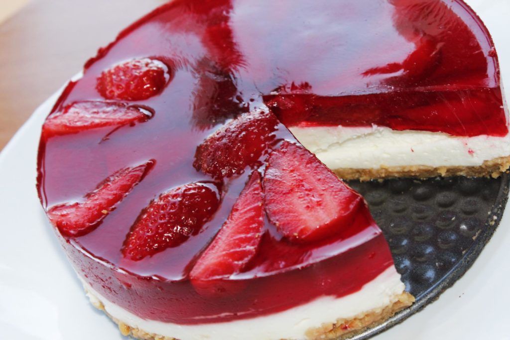 Cheesecake con gelatina de fresas